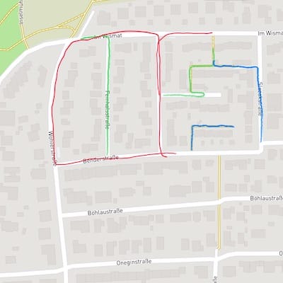 Straßenkarte mit 3 farbig eingezeichneten Wegen